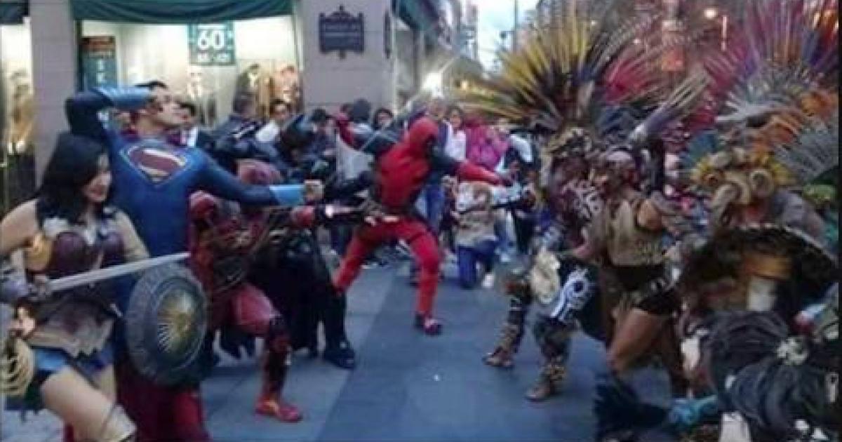 Guerreros prehispánicos lucharon con superhéroes en Centro
