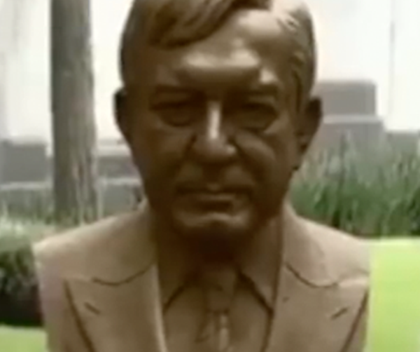 Peña Nieto devela busto de AMLO