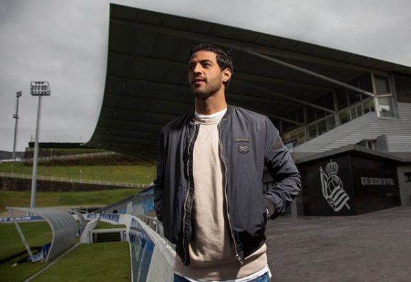 Modelo trans evidencia a Carlos Vela
