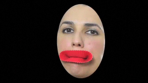 Chica se aplica relajante anal en los labios