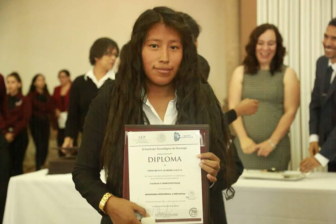 Padres Indígenas asisten a graduación de su hija en Durango