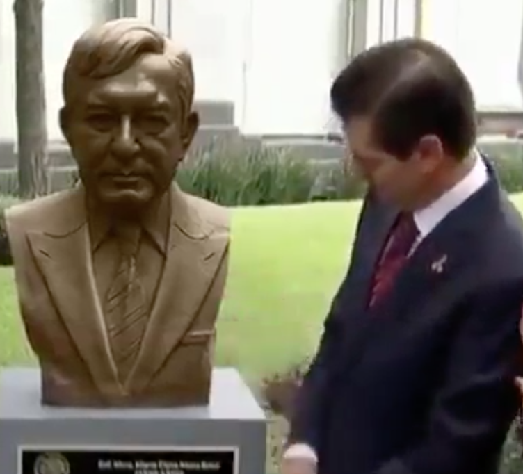 Enrique Peña Nieto devela busto de AMLO