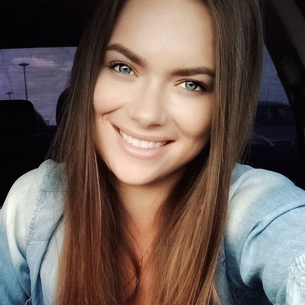 Irina Baeva hermana gemela