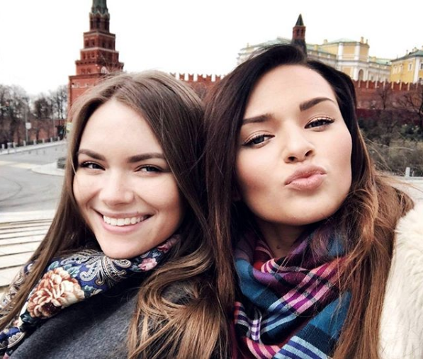hermana gemela de Irina Baeva fotos