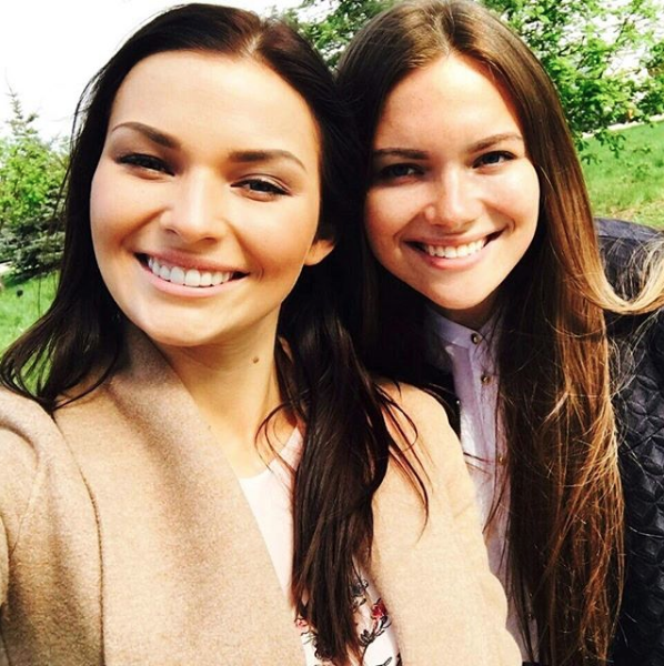 Irina Baeva tiene una hermana Gemela