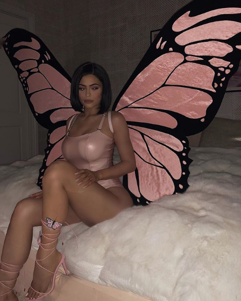 Kylie Jenner sorprende con disfraz de mariposa