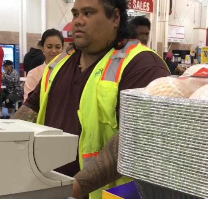 Cajero finge Maui de Moana para no romper ilusión a niñas