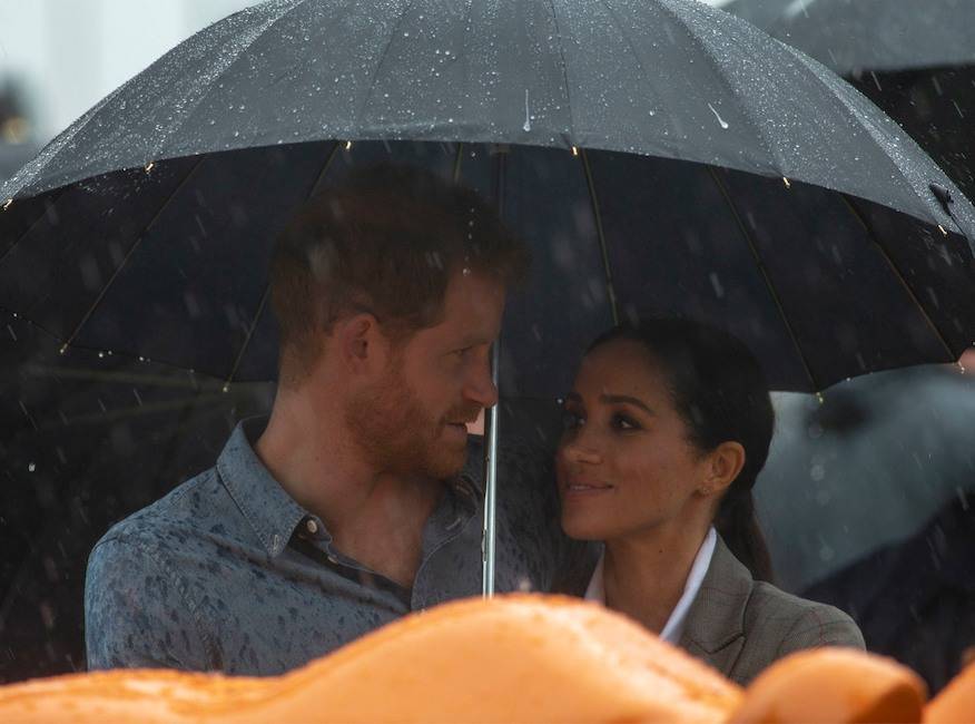 Meghan Markle cubre a Harry de la lluvia