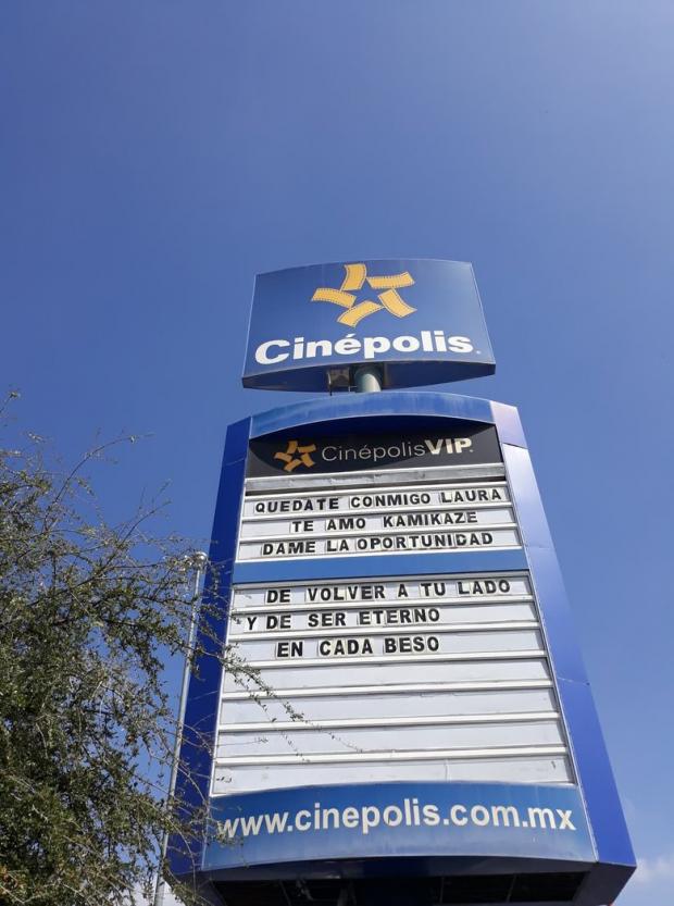 Le pide disculpas en letrero del cine