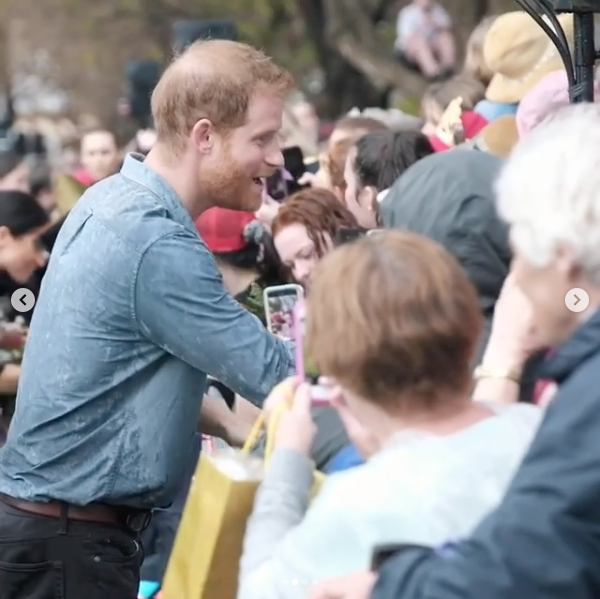 Nino confunde al príncipe Harry con Santa Claus