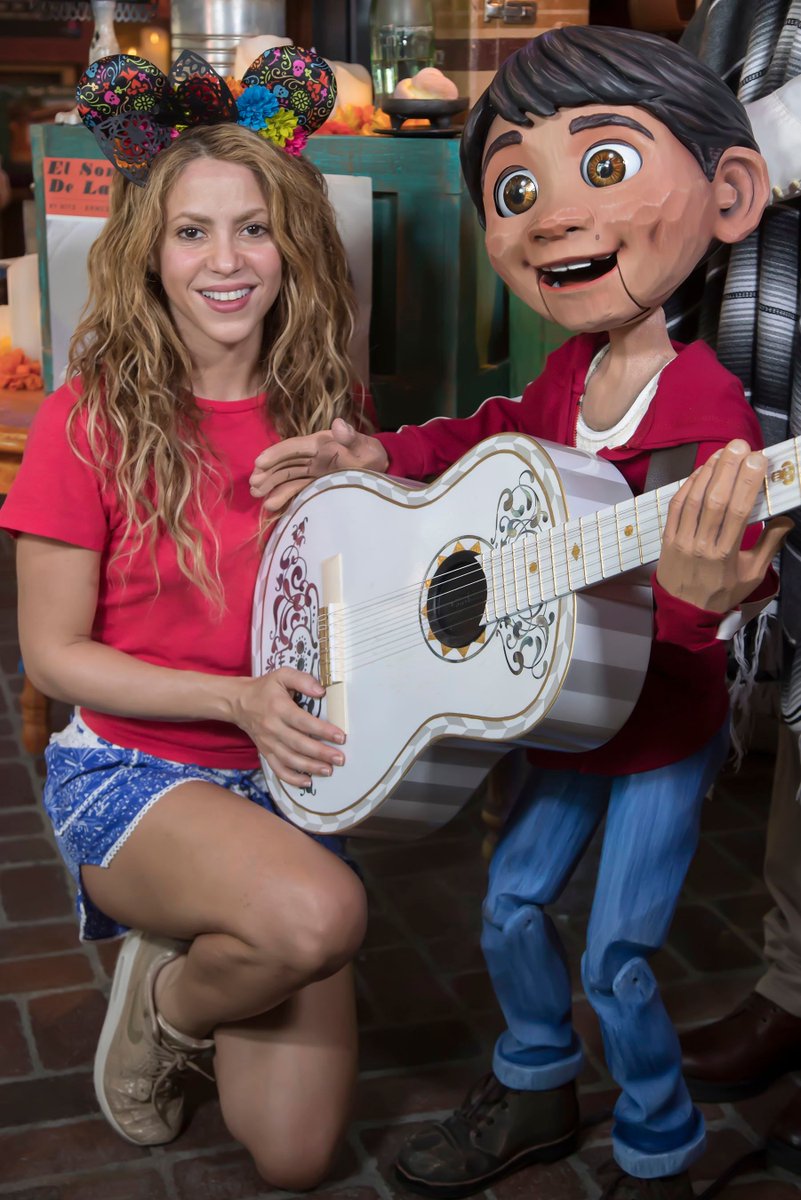 Critican a Shakira por salir sin brasier
