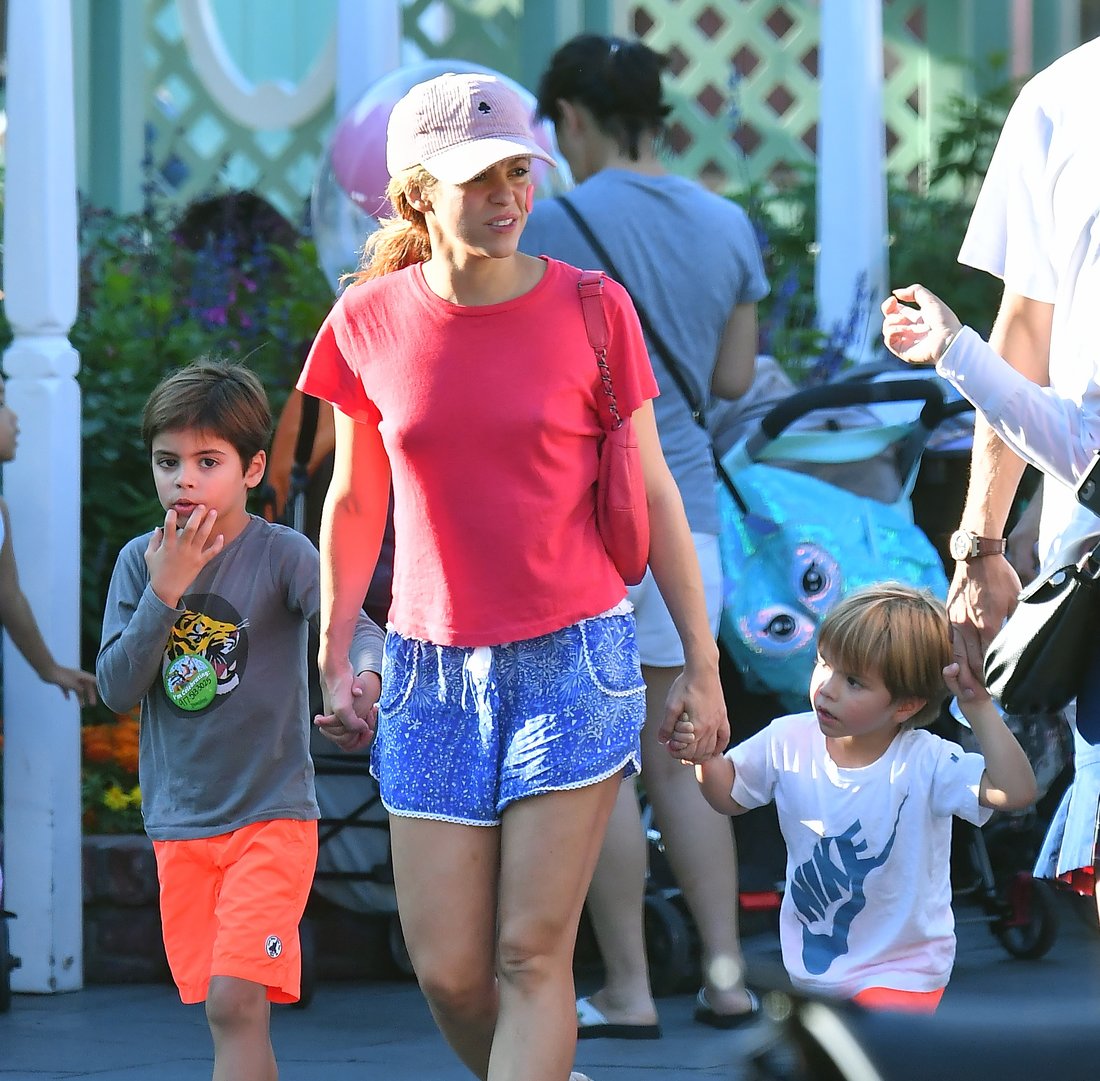 critican a Shakira por salir sin brasiere