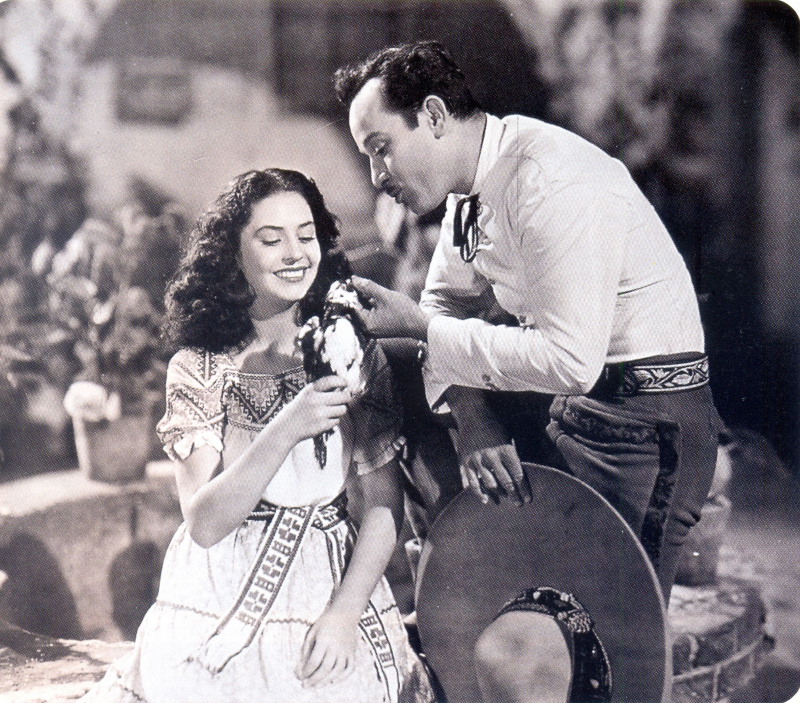Eugenio Derbez le enseña a su hija a cantar como Silvia Derbez