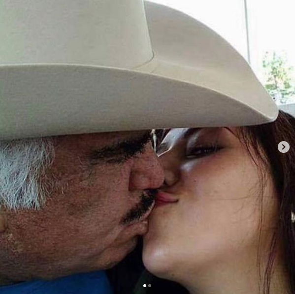 Fotos vicente fernandez besando a chica