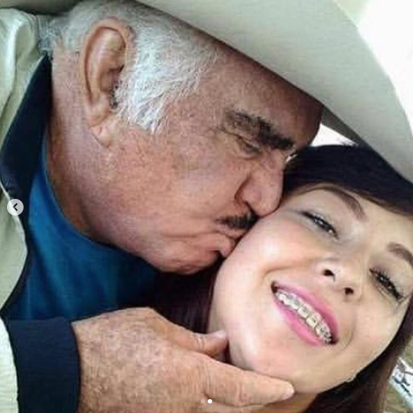 Vicente Fernandez aparece besando a chica