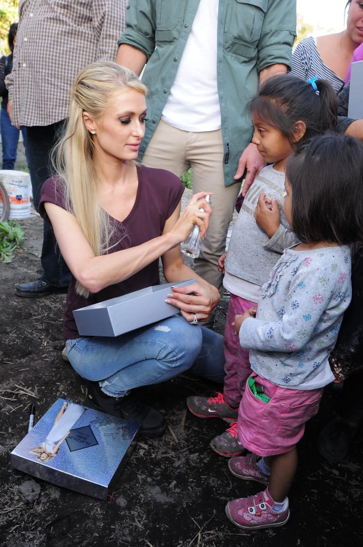 Fotos de Paris Hilton con damnificados de Xochimilco 
