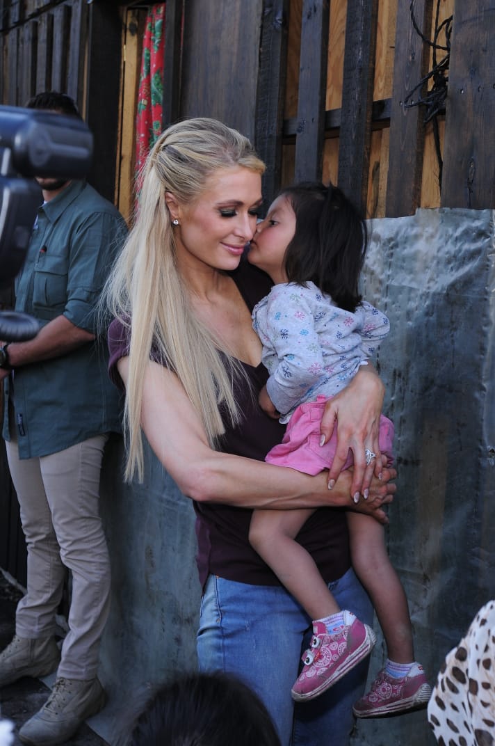 Fotos de Paris Hilton con damnificados de Xochimilco 