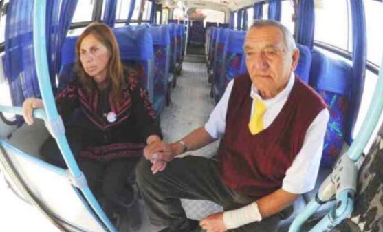 Este chofer se lleva a su esposa con Alzheimer al trabajo