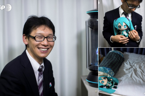 Este otaku se casó con un holograma de 16 años