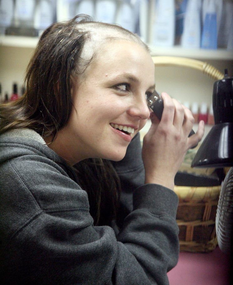 Resultado de imagen para Britney Spears el día que se rapó