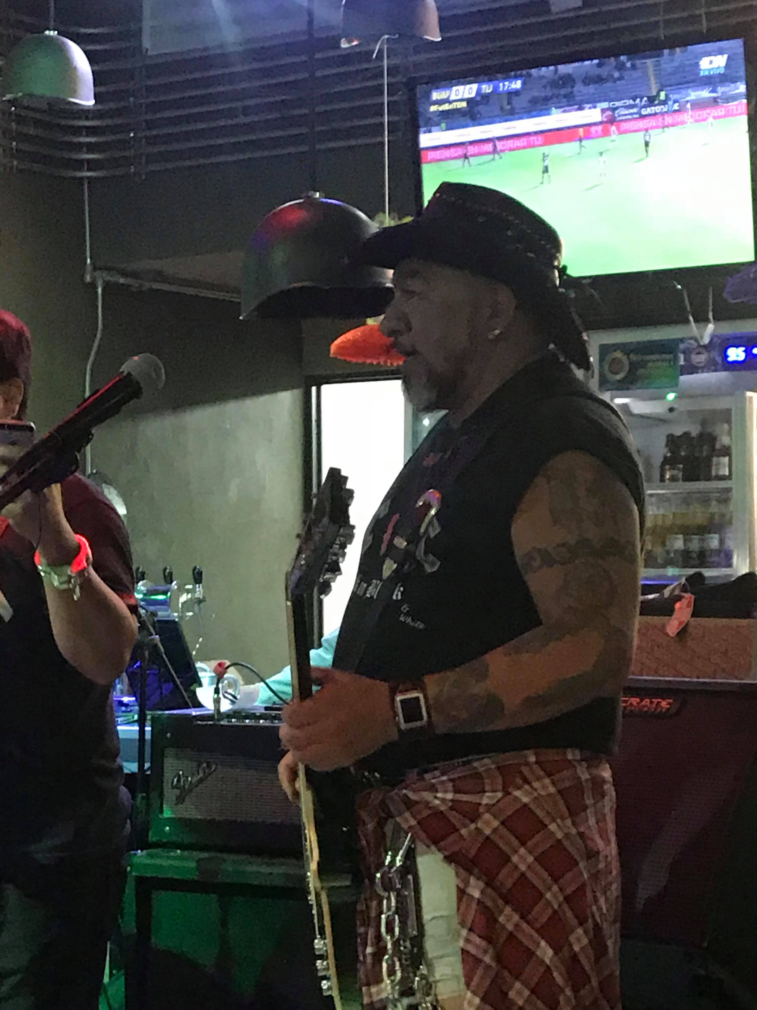 Carlos trejo se dedica a tocar en bares
