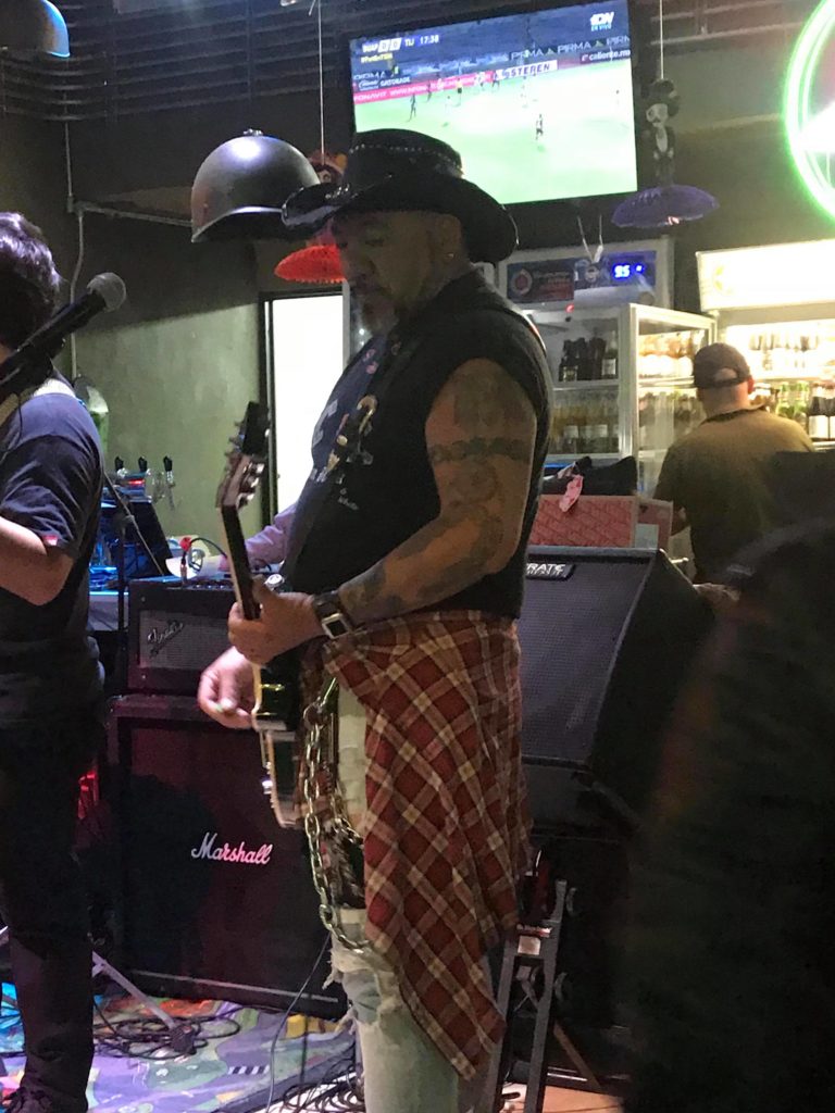 Carlos trejo se dedica a tocar en bares