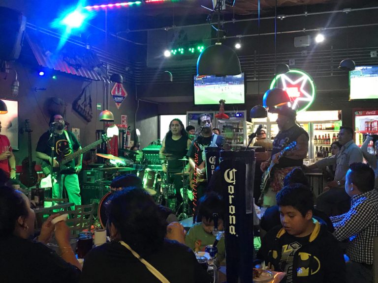 Carlos Trejo se dedica a tocar en un bar