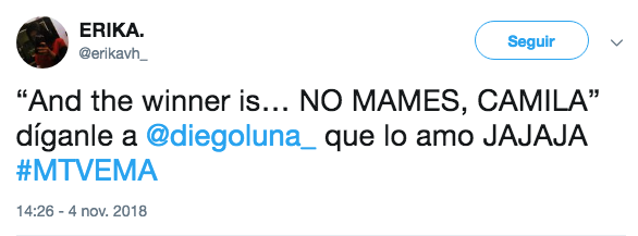 Diego Luna entrega premio a Camila Cabello