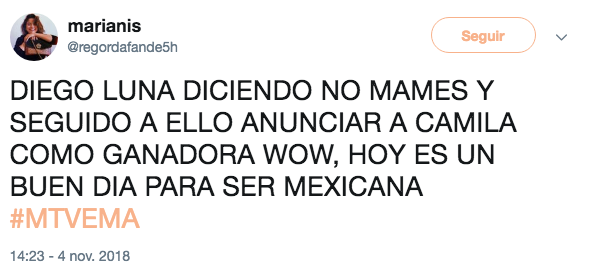 Diego Luna entrega premio a Camila Cabello
