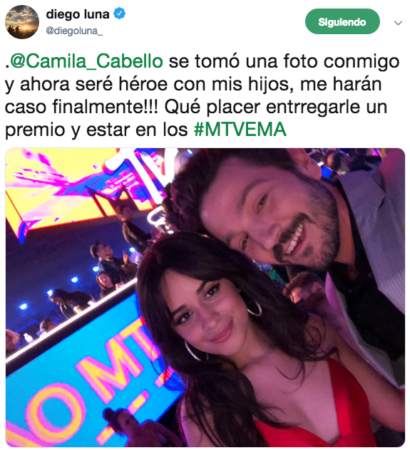 Diego Luna entrega premio a Camila Cabello