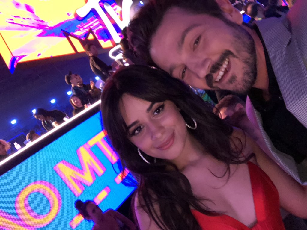 Diego Luna entrega premio a Camila Cabello