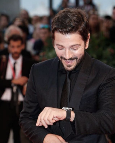 Diego Luna dice "no mames" al presentar premio a Camila Cabello