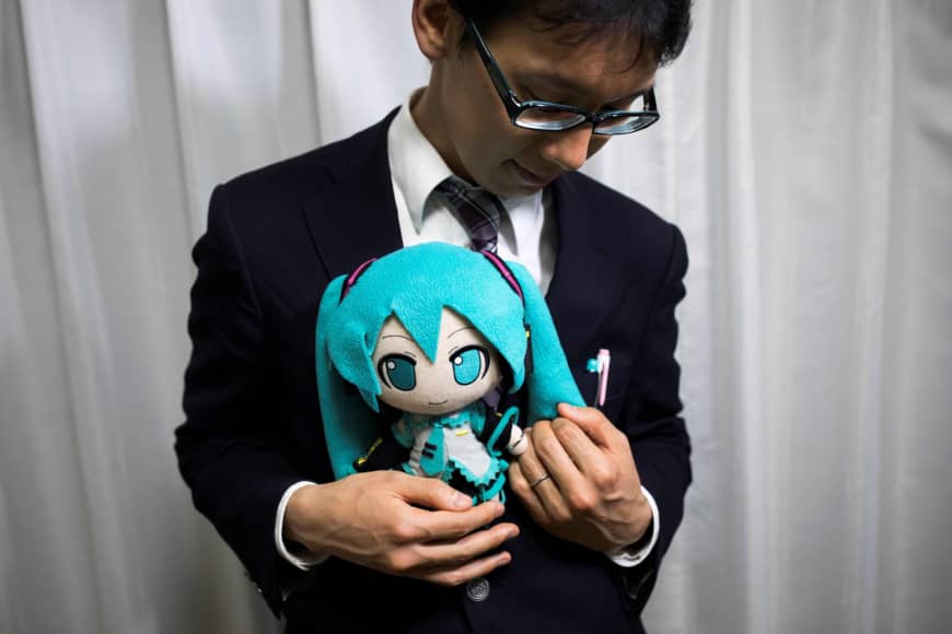 Este otaku se casó con un holograma de 16 años