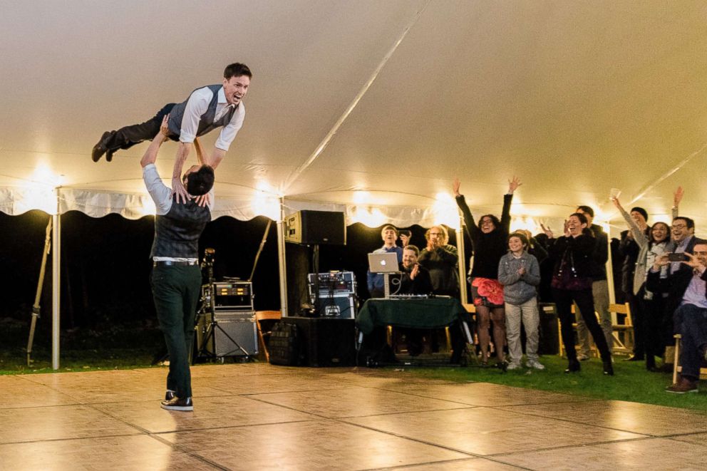 Dan espectacular baile en su boda