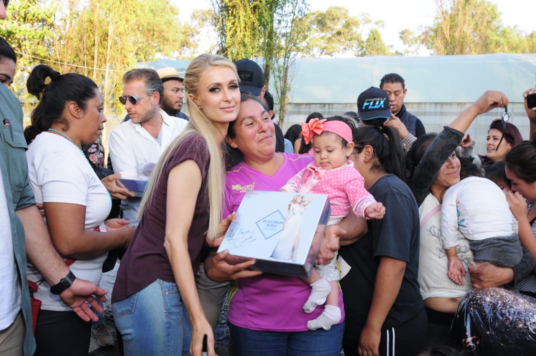 Fotos de Paris Hilton con damnificados de Xochimilco 
