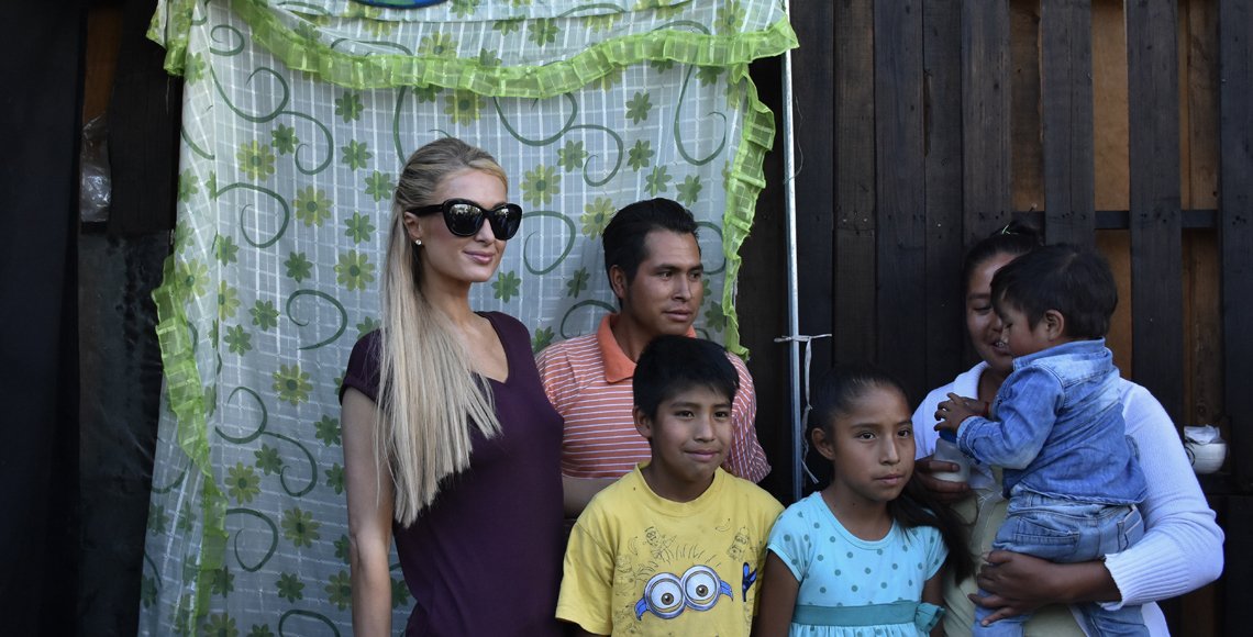 Fotos de Paris Hilton con damnificados de Xochimilco 