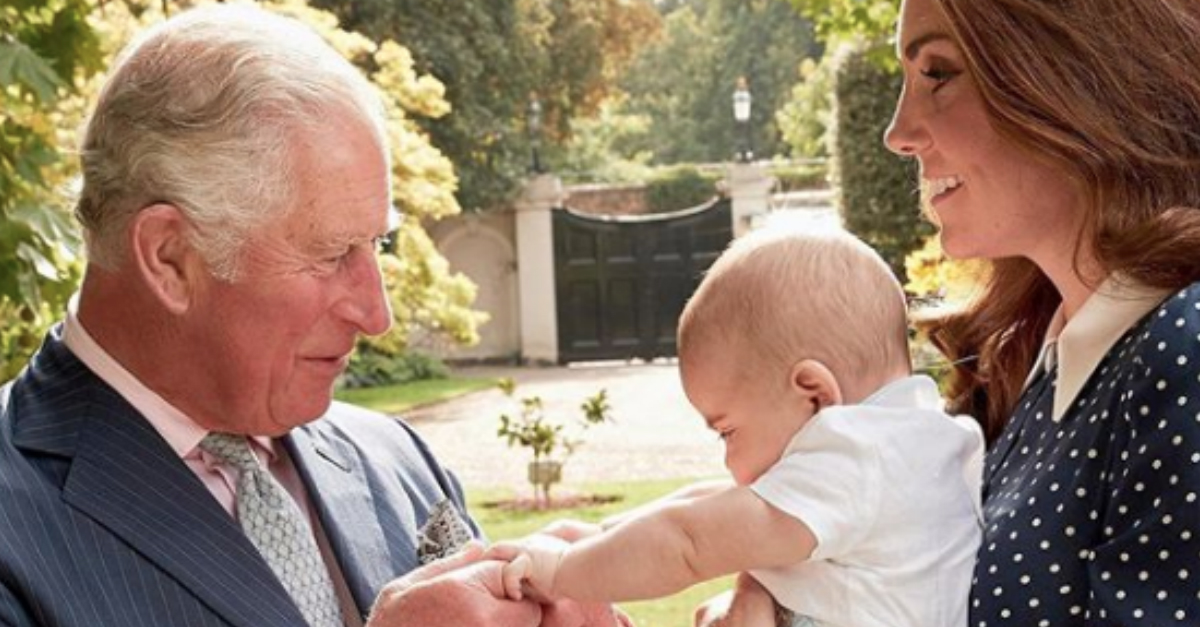 principe-louis-toca-cara-principe-carlos-sunday-times