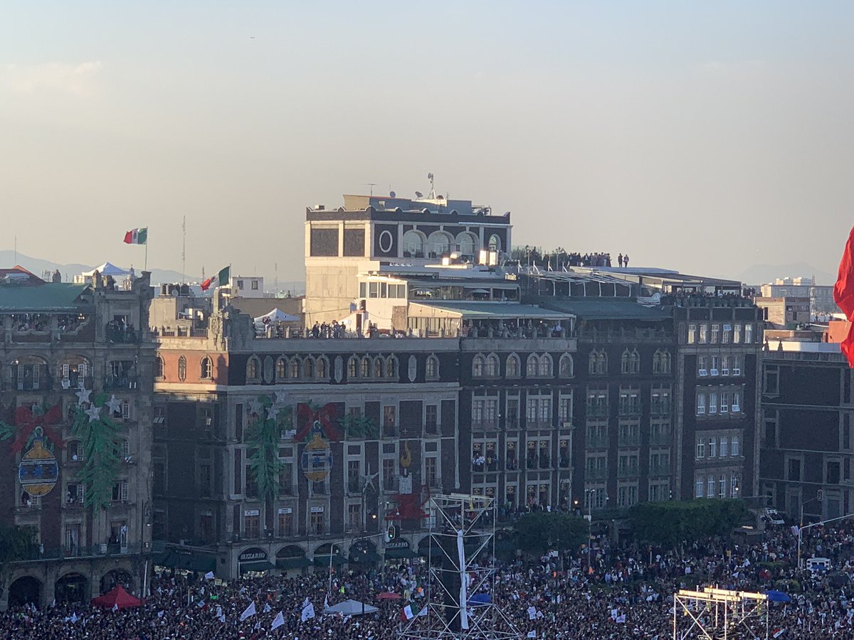 Celebran boda en el Zócalo durante discurso de AMLO