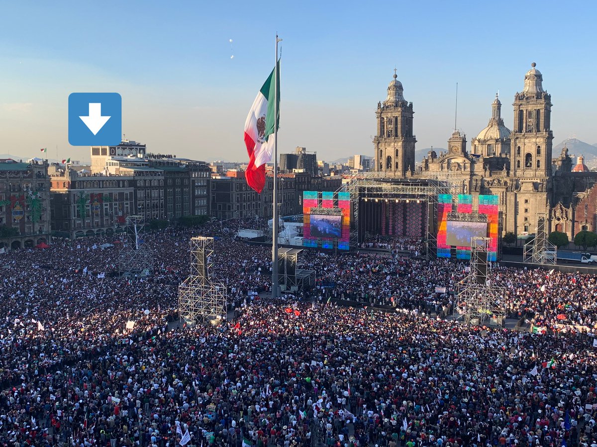 Celebran boda en el Zócalo durante discurso de AMLO