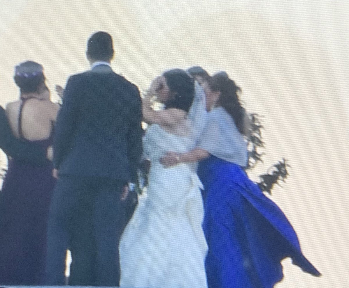 Celebran boda en el Zócalo durante discurso de AMLO