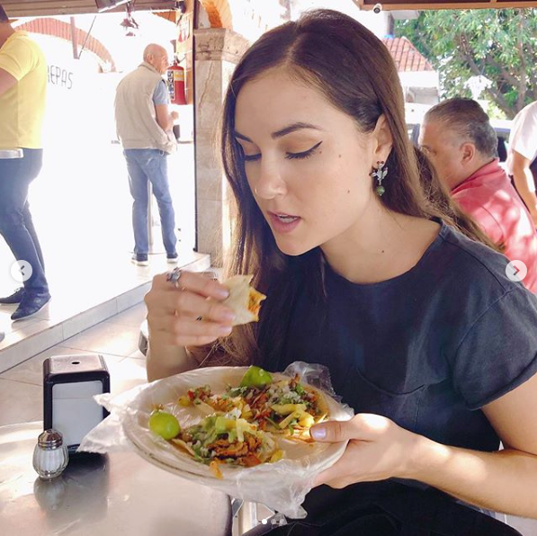 Sasha Grey está en México y comió tacos de pastor