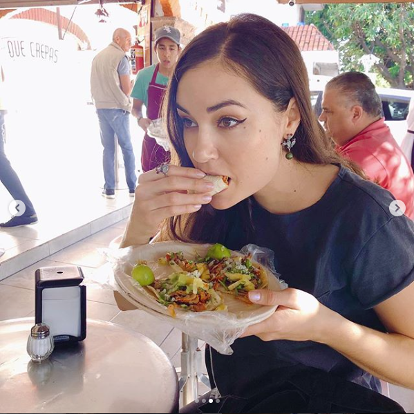 Sasha Grey está en México y comió tacos de pastor