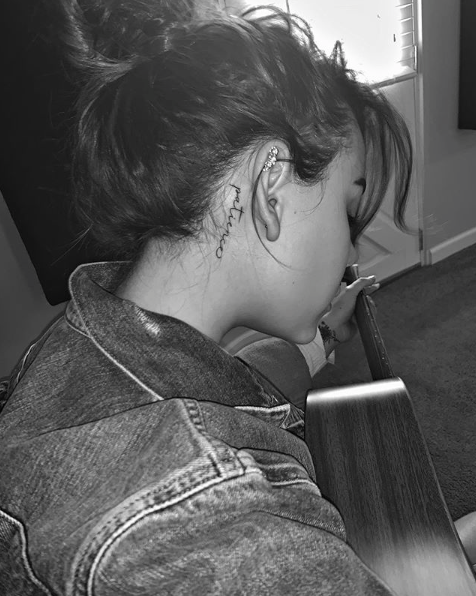 Danna Paola se hizo un tatuaje en la cabeza