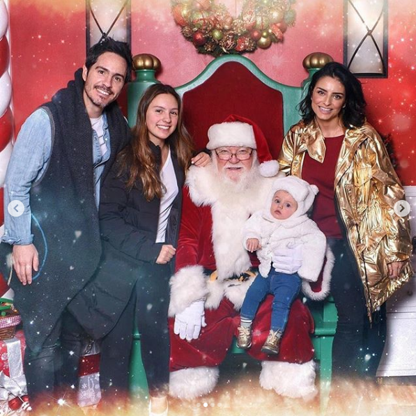 Aislinn Derbez comparte foto navideña con Photoshop