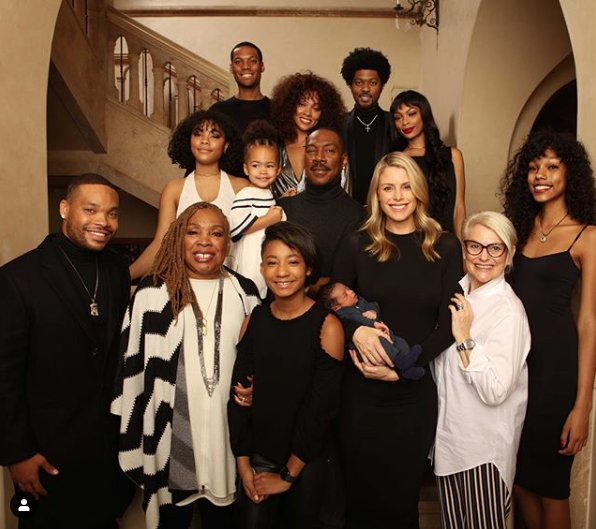 Eddie Murphy por fin puso pasar la navidad con sus 10 HIJOS