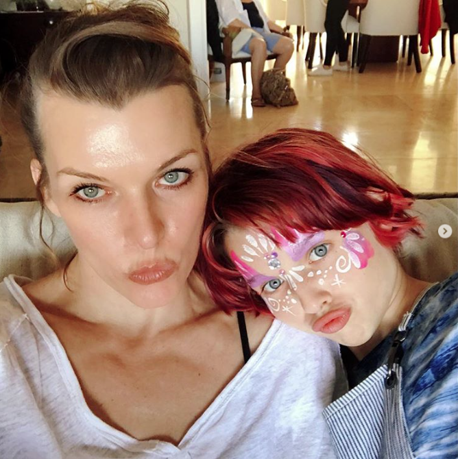 La hija de Milla Jovovich, Ever Gabo, es igualita a ella