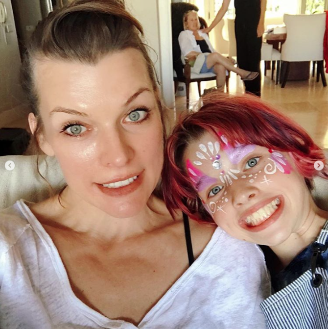 La hija de Milla Jovovich, Ever Gabo, es igualita a ella