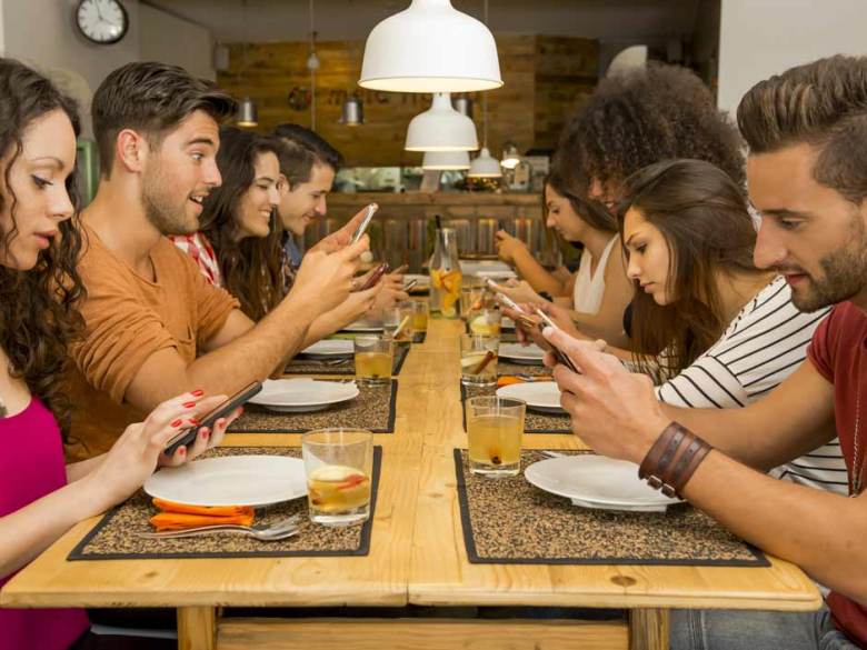 Adicción a celulares produce depresión e insomnio