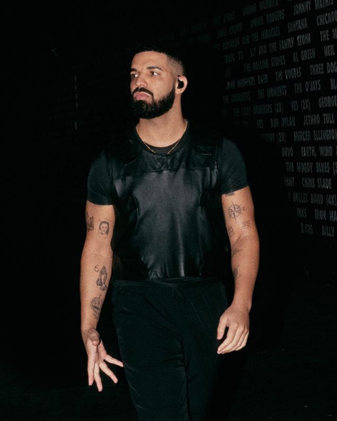 Drake publica selfie sin playera