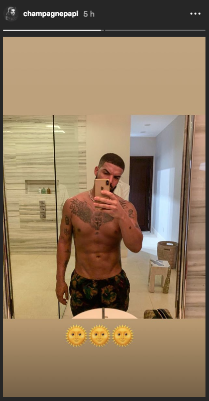 Drake publica selfie sin playera